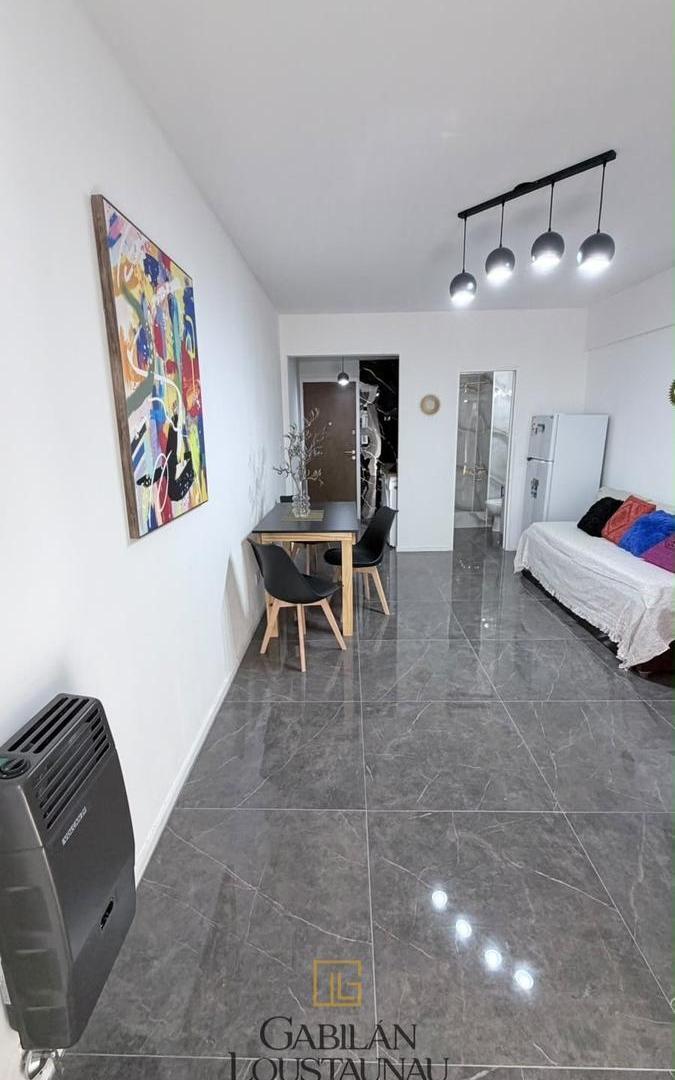 Foto de 1 ambiente a la calle c/balcón,vista lateral al mar, imagen 2