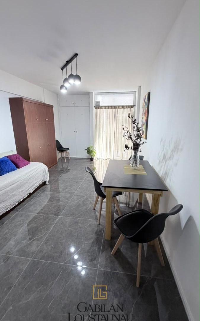 Foto de 1 ambiente a la calle c/balcón,vista lateral al mar, imagen 1