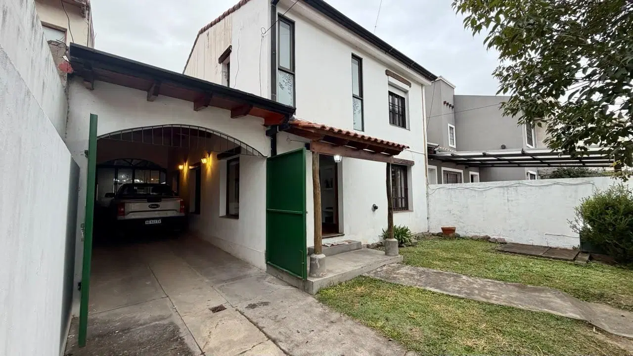 Casa en venta en Grand Bourg – 3 dormitorios con pileta y quincho 1