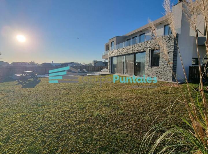 Casa en Lagos de Canning con 4 dormitorios sobre gran lote de 940 m2 2