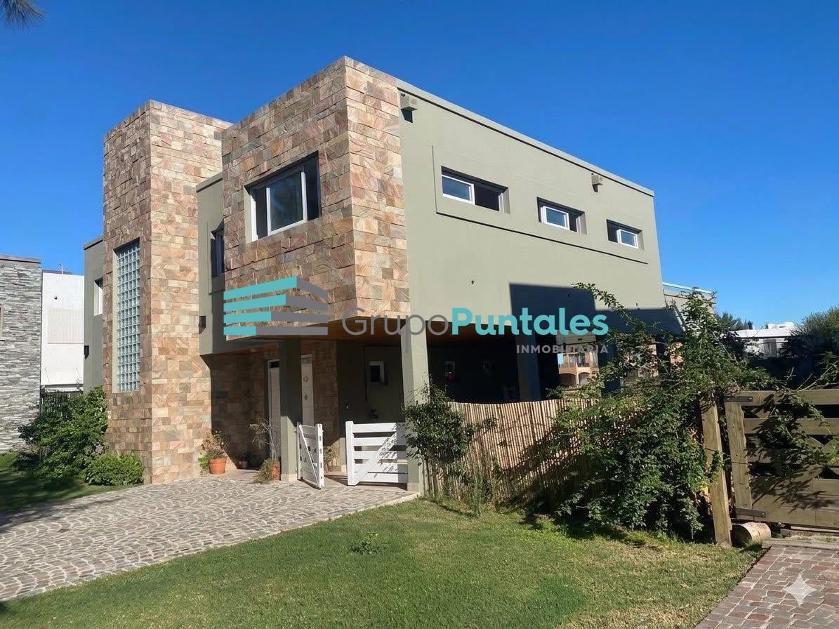 Casa en El Principado con 4 dormitorios y playroom con fondo a laguna. Alquiler o Venta