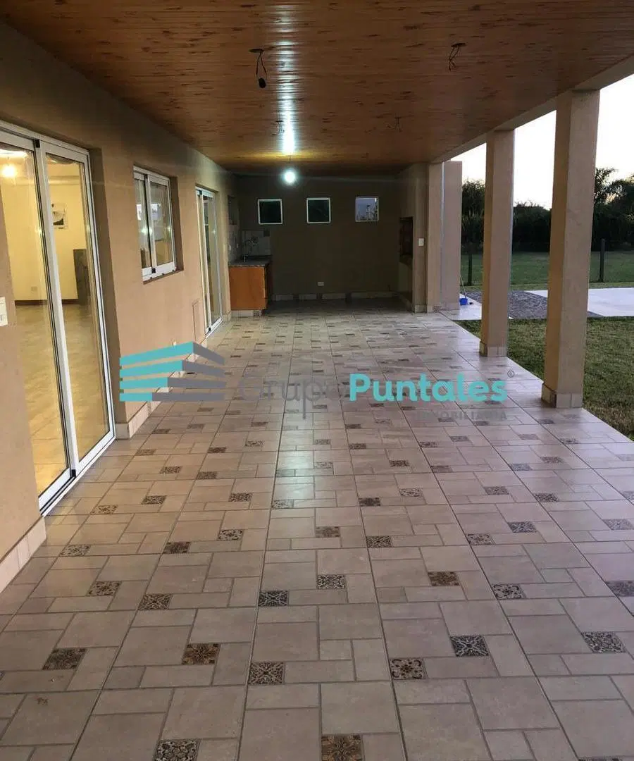 Casa en El Principado con 4 dormitorios y playroom con fondo a laguna. Alquiler o Venta 4