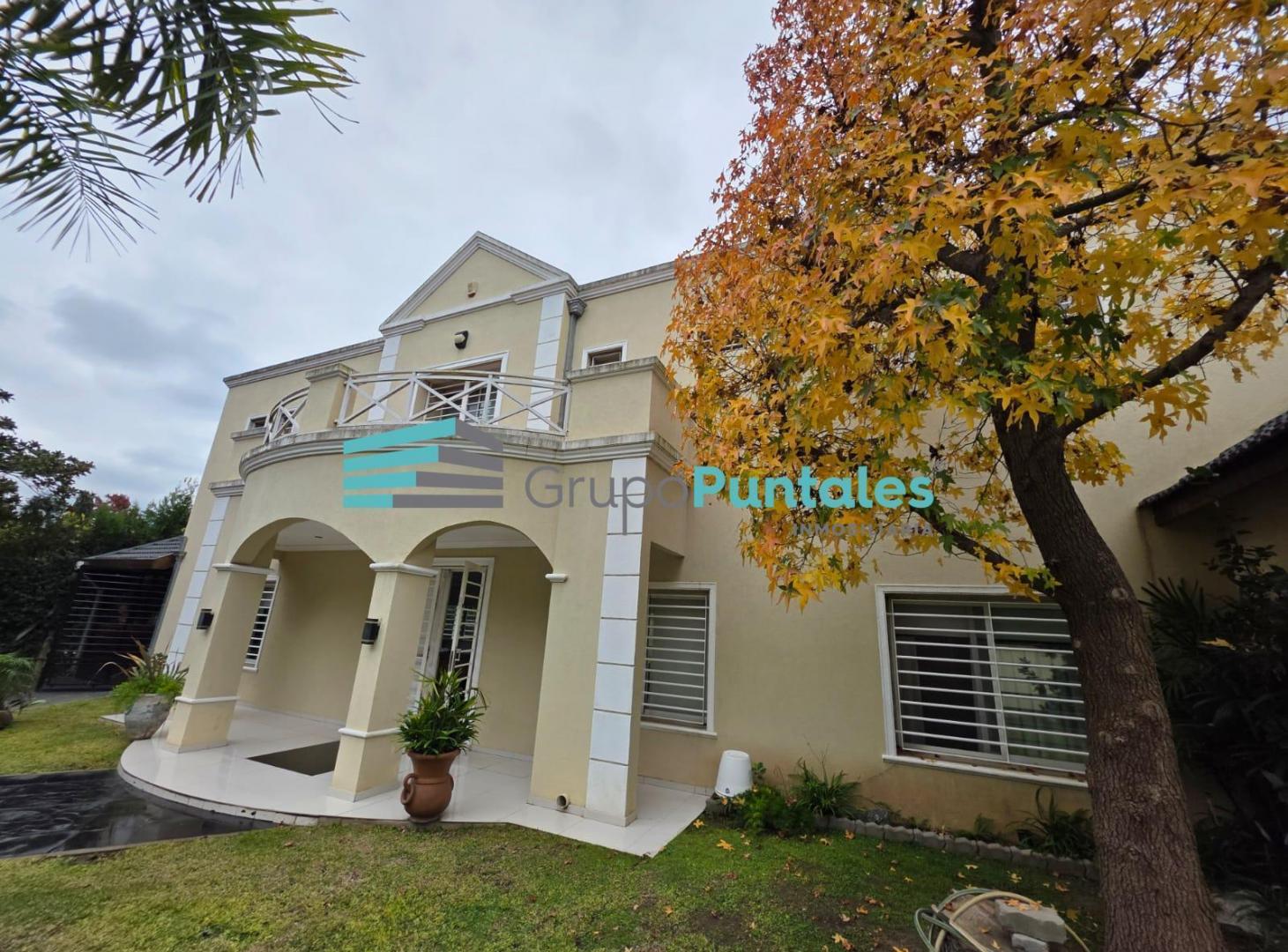 Casa en Barrio Parque El Trébol sobre lote de 20 x 80 metros apta credito