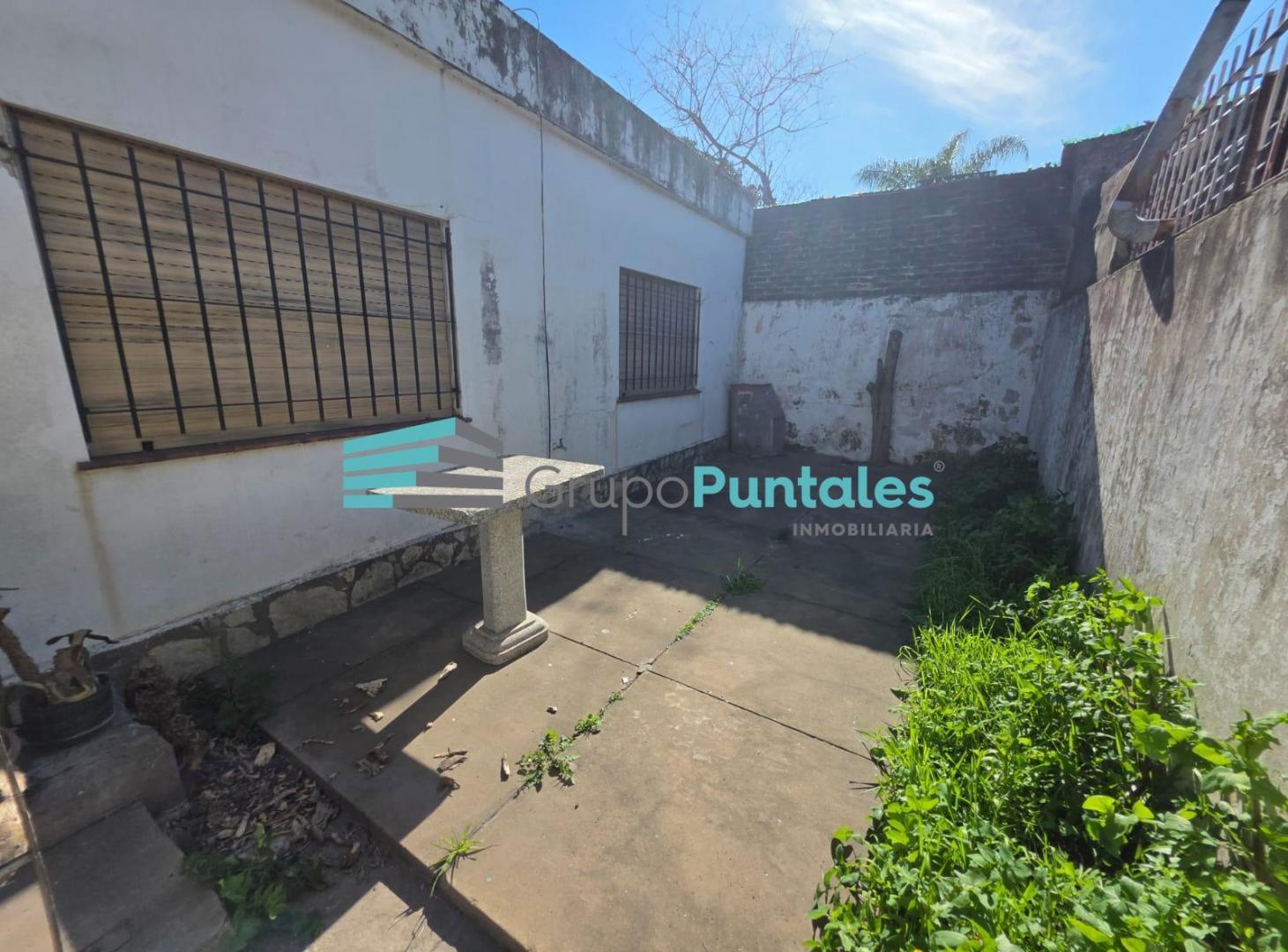 Foto de Casa Tipo PH 3 ambientes en Luis Guillón a refaccionar, imagen 1