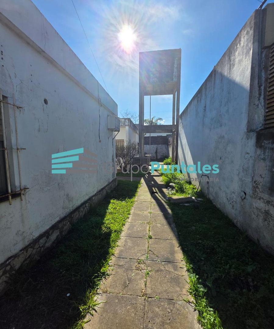 Foto de Casa Tipo PH 3 ambientes en Luis Guillón a refaccionar, imagen 2