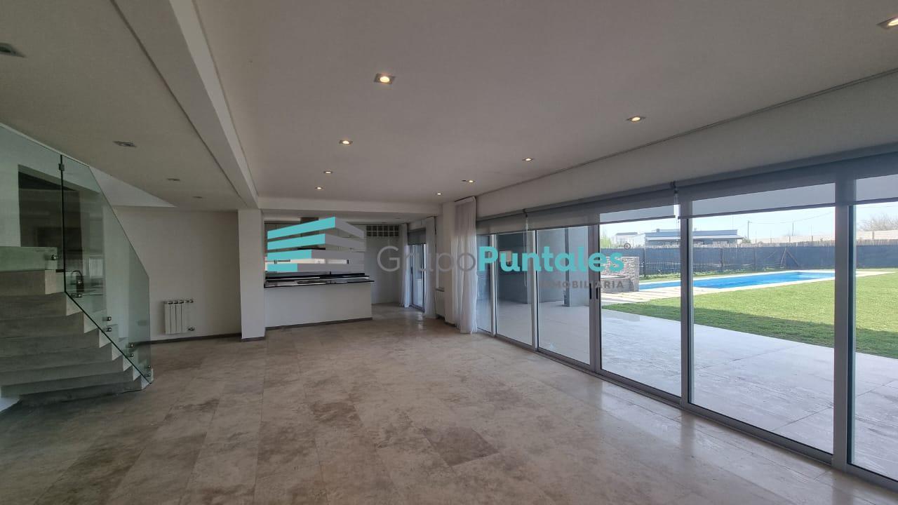 Foto de Excelente Casa en Barrio Lagos de Canning con 4 dormitorios y gran, imagen 2