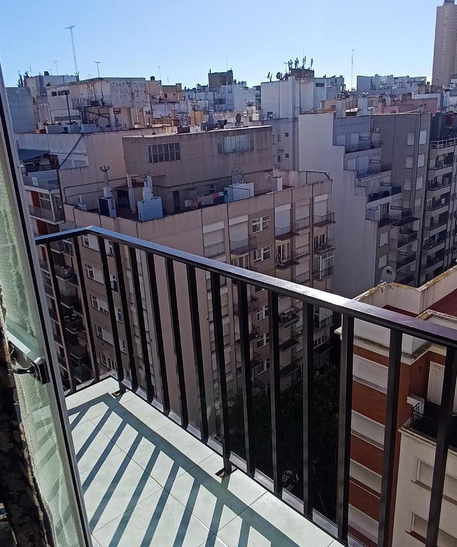 AMBIENTE Y MEDIO A LA CALLE CON BALCÓN SALIENTE
