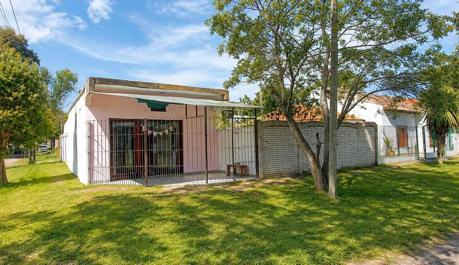 CASA CON LOCAL Y COCHERA SOBRE LOTE ESQUINA 2