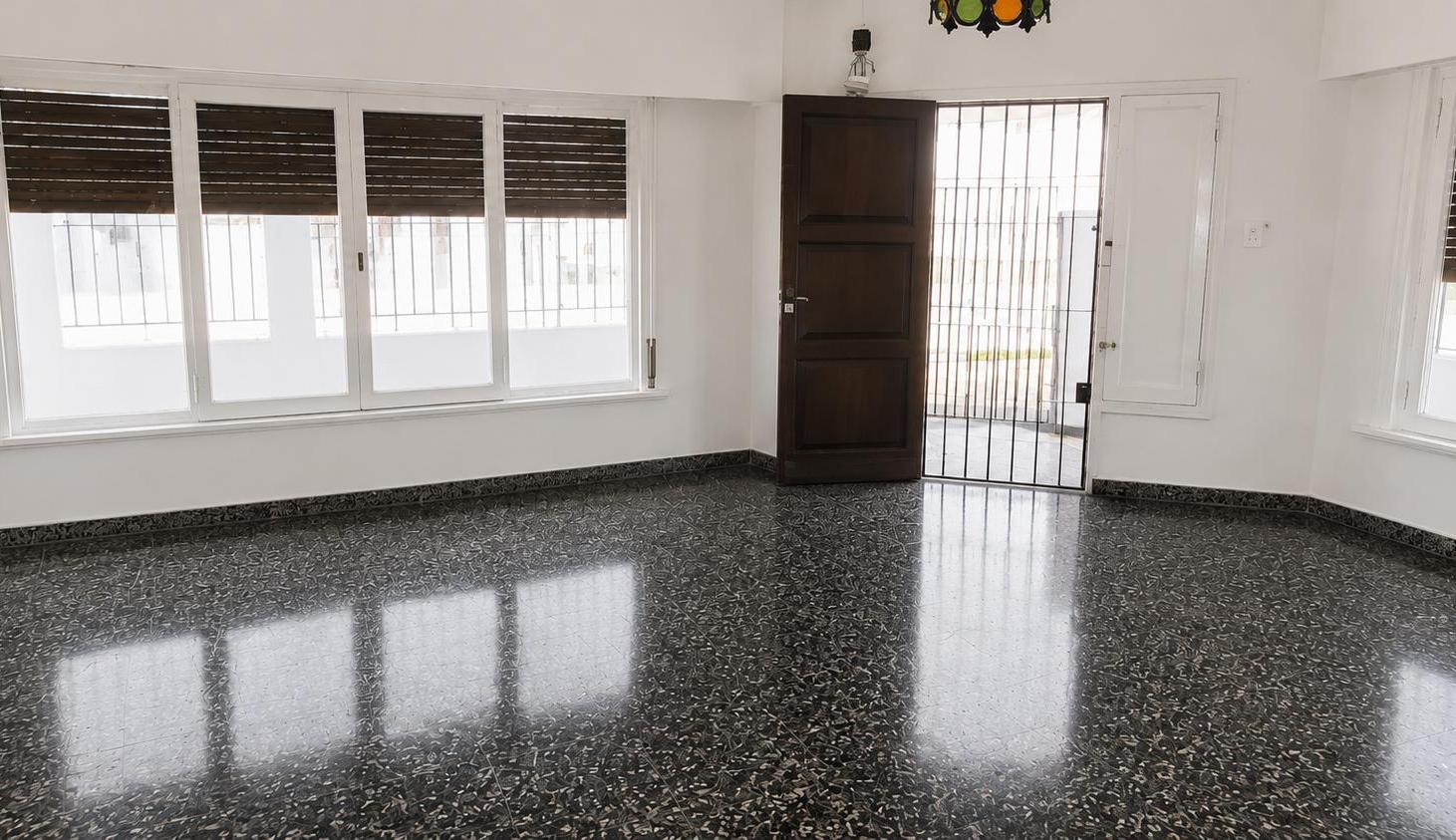 Foto de CASA 3 AMB ESQUINA CON LOSA Y GARAGE, imagen 3