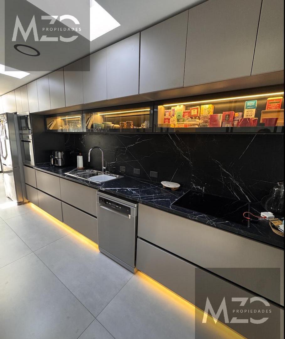 Foto de Casa en venta en Acassuso con Cochera y Pileta, imagen 3