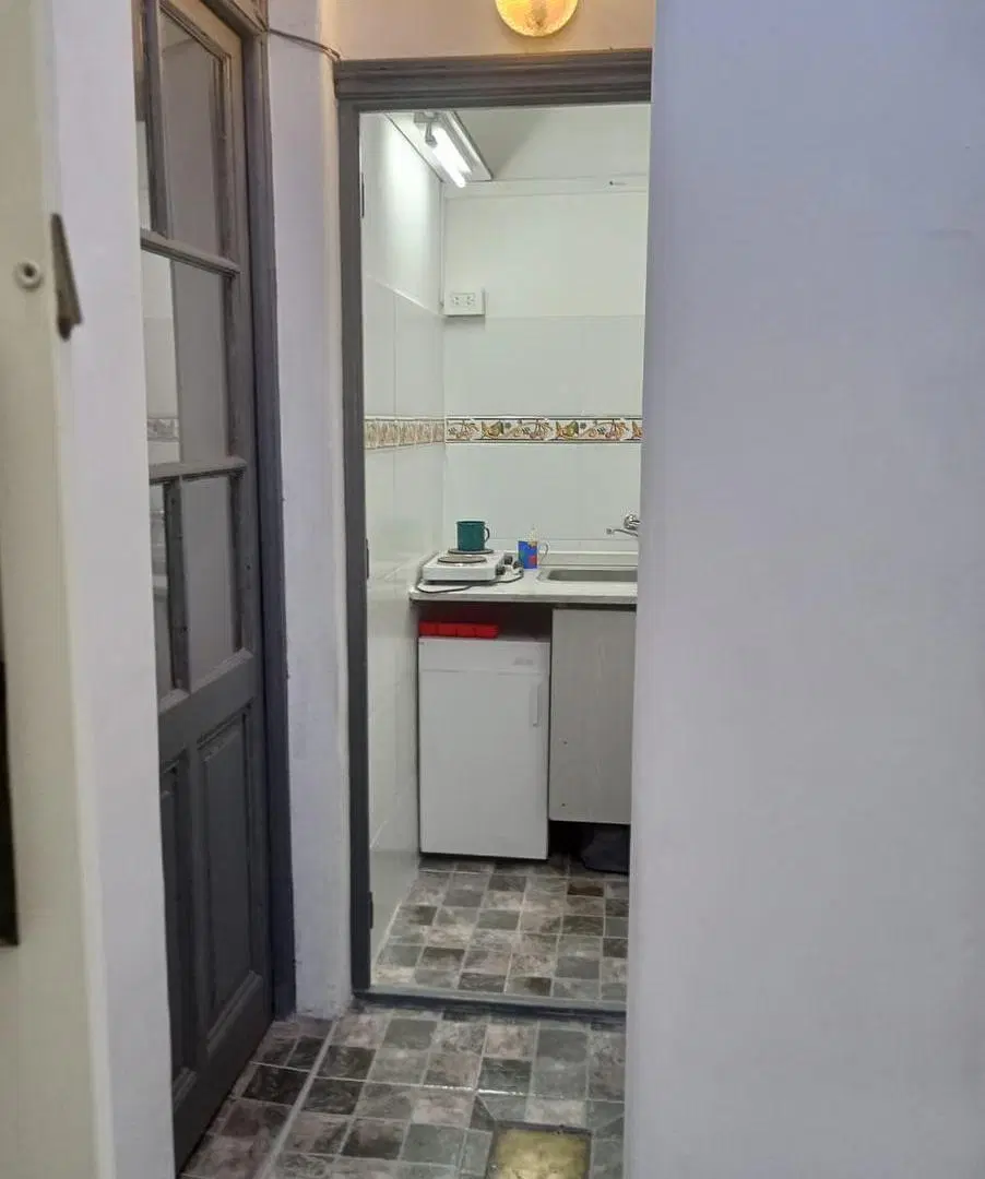 2 Ambientes con pequeña cocina y baño    cerca de todo 3