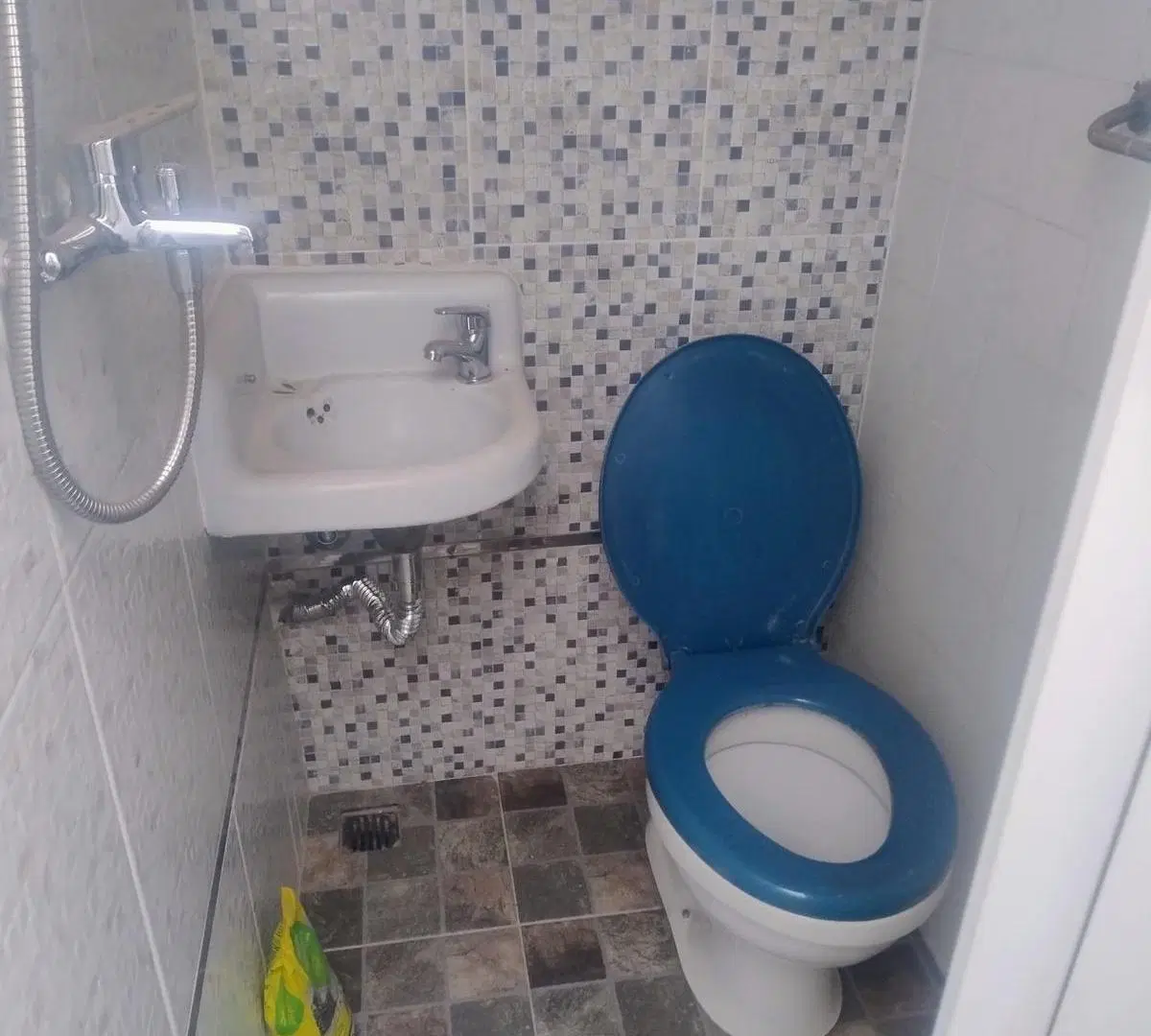 2 Ambientes con pequeña cocina y baño    cerca de todo 4