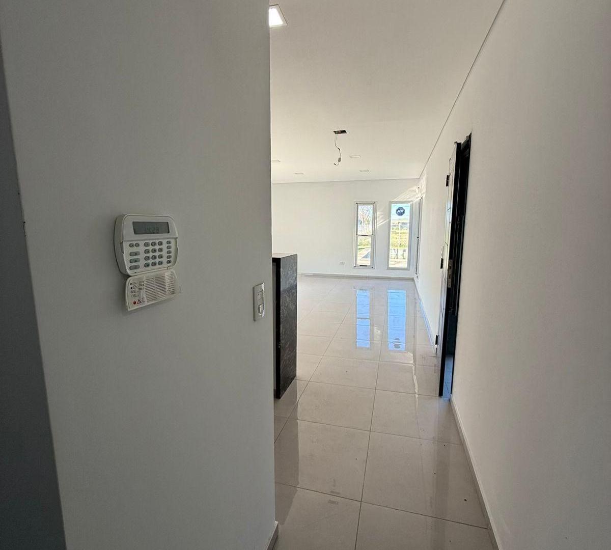 Foto de Alquiler Impecable Casa 3 Dormitorios, 2 Baños, Piscina y Galería con, imagen 2