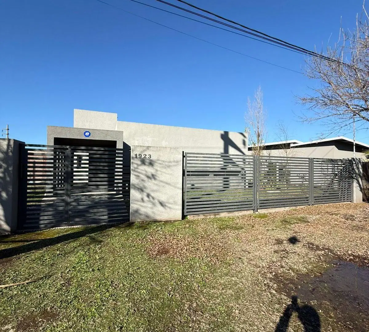 Alquiler Impecable Casa 3 Dormitorios, 2 Baños, Piscina y Galería con Parrillero - Punta Chacra 3
