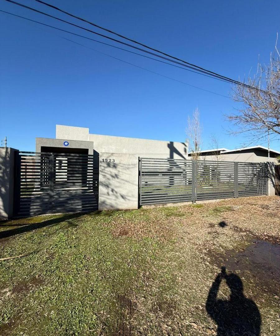 Venta Impecable Casa 3 Dorm., 2 Baños, Piscina y Galería con Parrillero - Punta Chacra