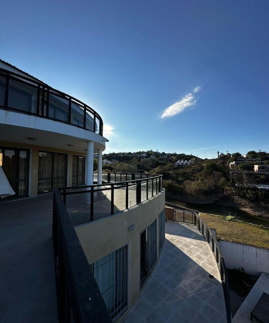 Foto de VILLA DEL LAGO CON BAJADA AL LAGO 850 M2 CUBIERTOS 1900 TERRENO 6 DORM, imagen 1