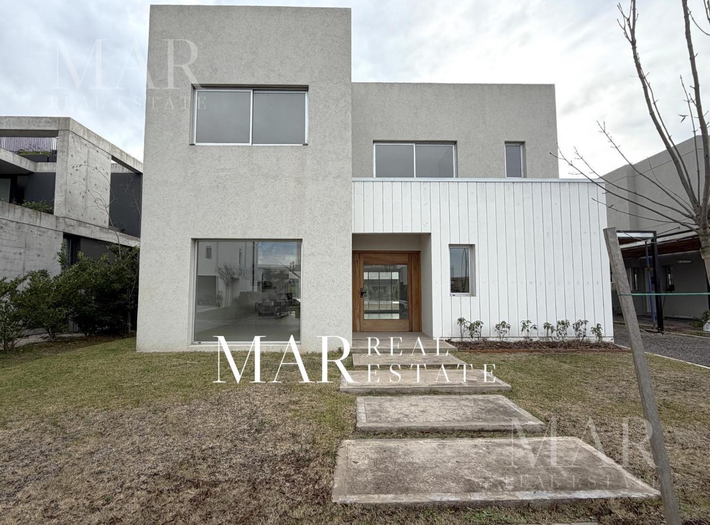Foto de Casa en Venta 4 dormitorios mas dependencia en Los Carpinchos, Nordelta., imagen 1