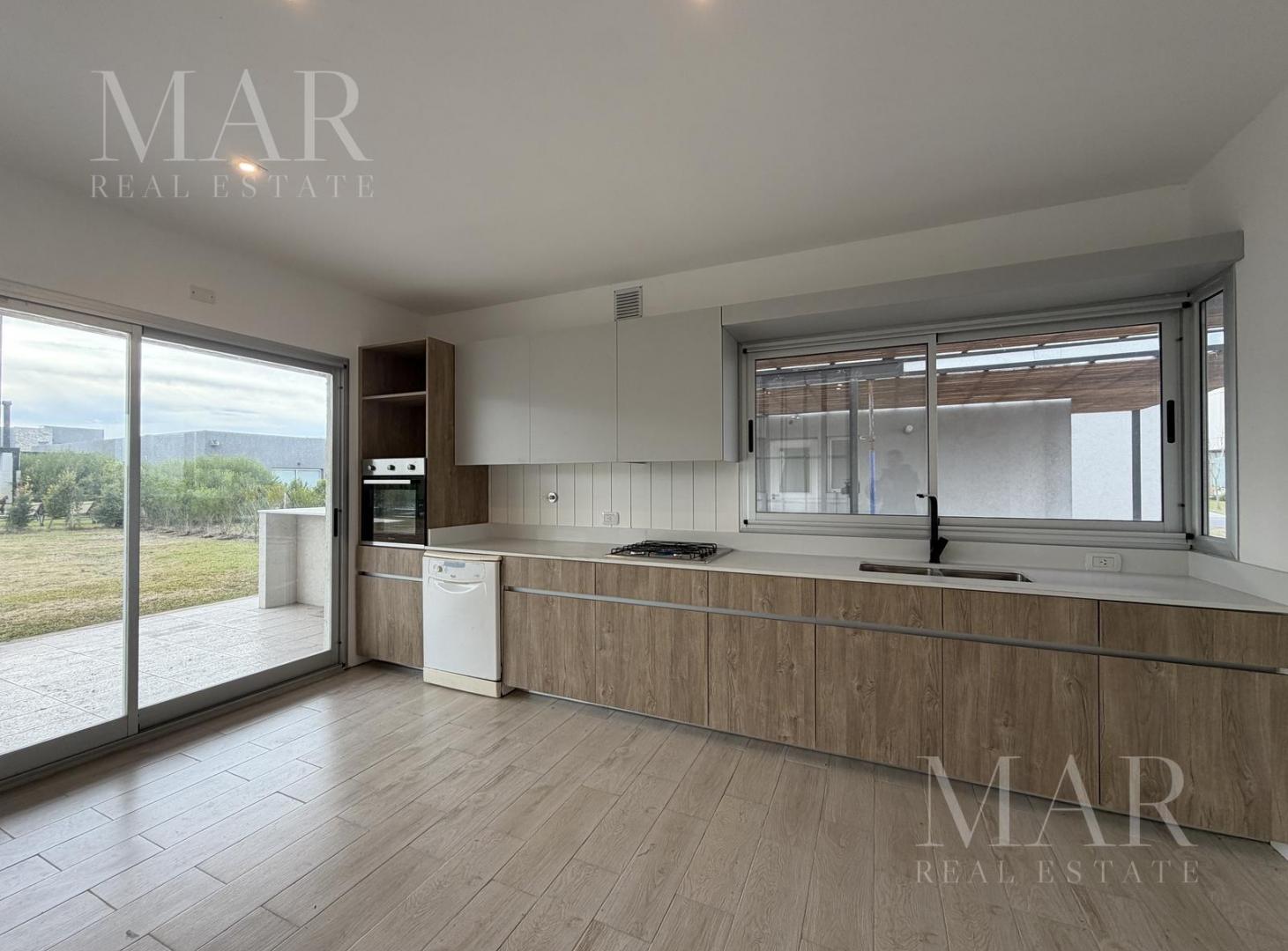 Foto de Casa en Venta 4 dormitorios mas dependencia en Los Carpinchos, Nordelta., imagen 2