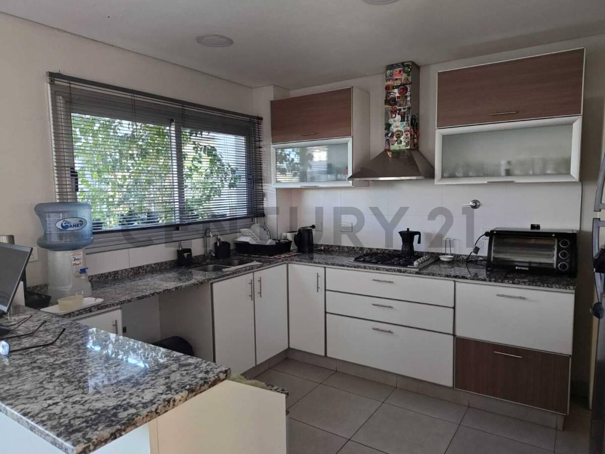 Foto de EXCEPCIONAL CASA EN BARRIO LA BASTILLA. APTA CRÉDITO! EN BOULEVARD, imagen 2