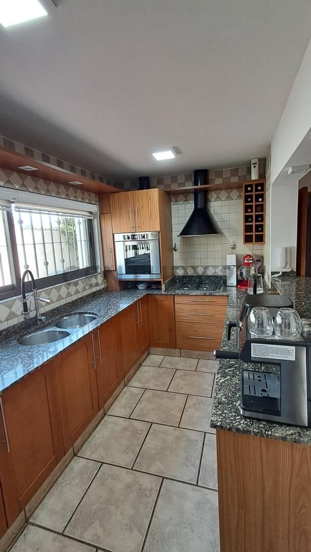 Foto de CASA DE CATEGORIA EN VENTA - VILLA NUEVA, GUAYMALLÉN, imagen 2