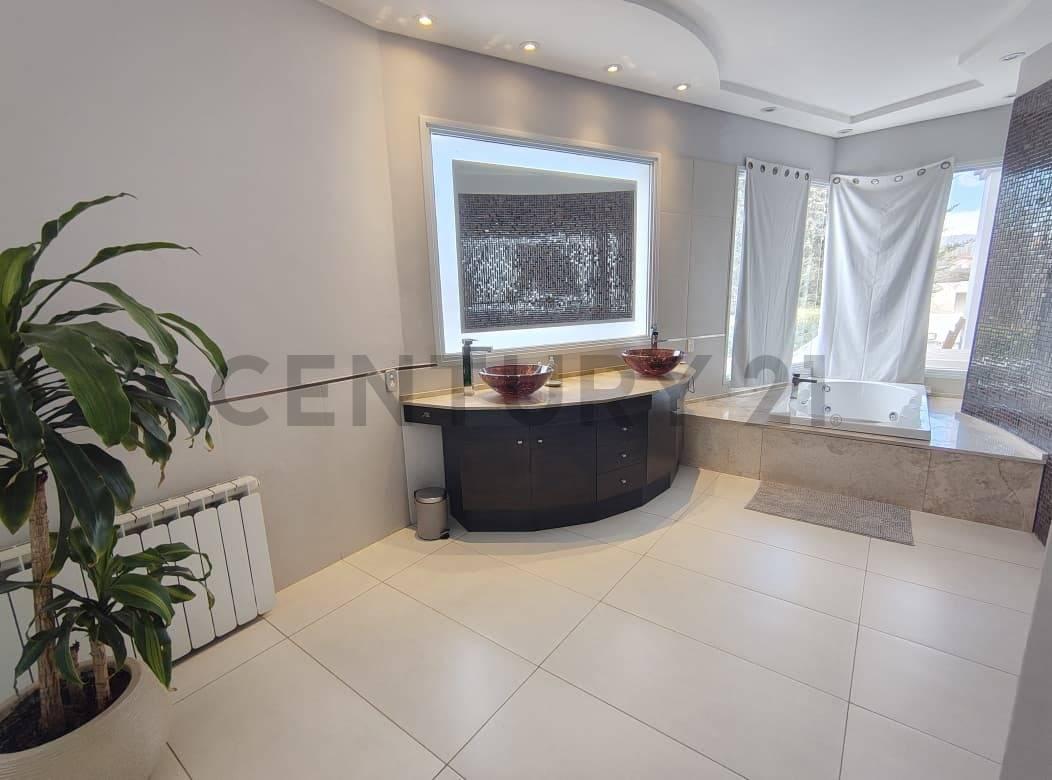Foto de CASA DE CATEGORIA EN VENTA BARRIO VISTALBA COUNTRY- VISTALBA - LUJAN DE, imagen 2