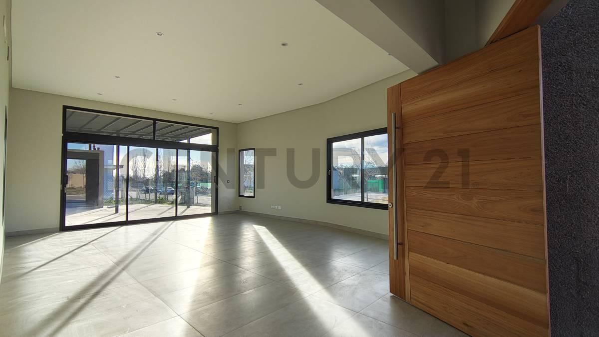 Foto de Casa de categoría en venta-Barrio La Luisa-Lujan de cuyo, imagen 1