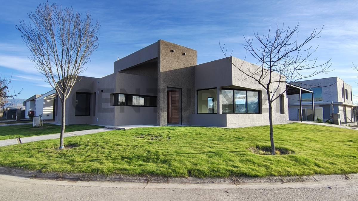 Foto de Casa de categoría en venta-Barrio La Luisa-Lujan de cuyo, imagen 3