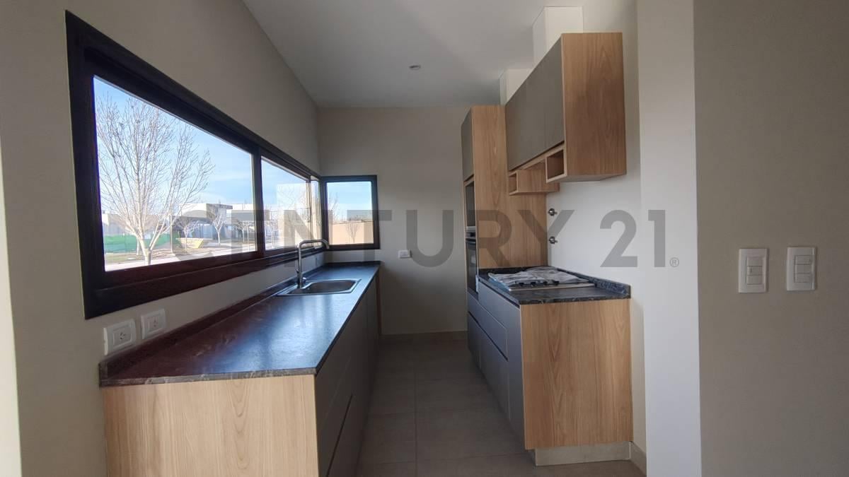 Foto de Casa de categoría en venta-Barrio La Luisa-Lujan de cuyo, imagen 2
