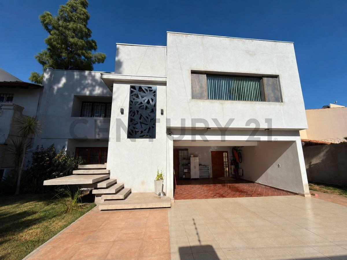 Foto de CASA DE CATEGORIA EN VENTA - VILLA NUEVA, GUAYMALLÉN, imagen 1