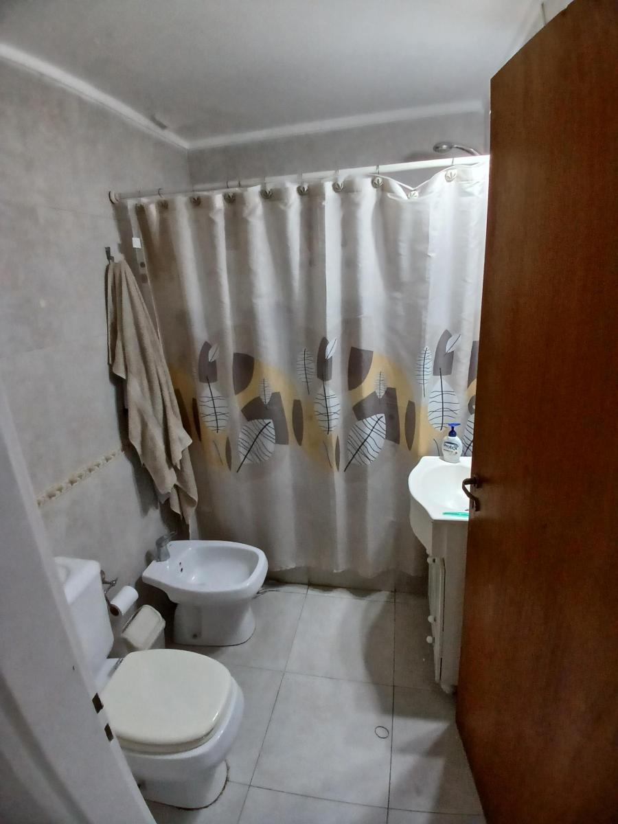 Hermoso y Amplio Triplex 5 Amb (4 Dorm. 3 Baños) con Cochera y Fdo C/ Parrilla 5