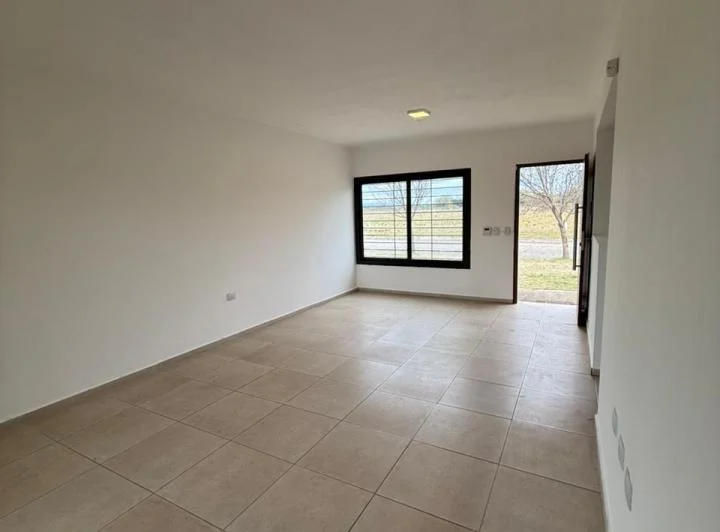 CASA EN ALQUILER TRES DORMITORIOS – E 53 B° LA PAMPEANA JUAREZ CELMAN 5