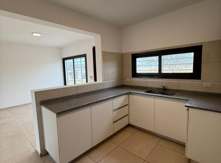 CASA EN ALQUILER TRES DORMITORIOS – E 53 B° LA PAMPEANA JUAREZ CELMAN 3