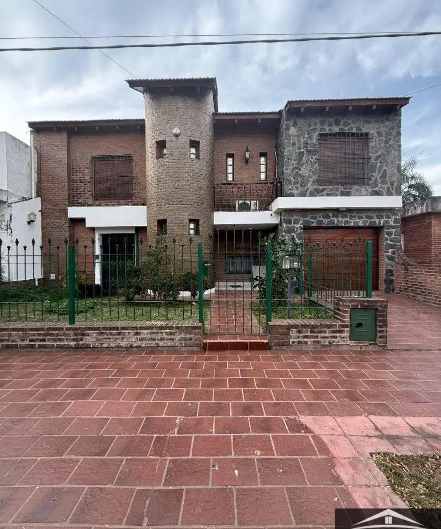 Casa en venta c/ cochera en Alejandro Centeno 2