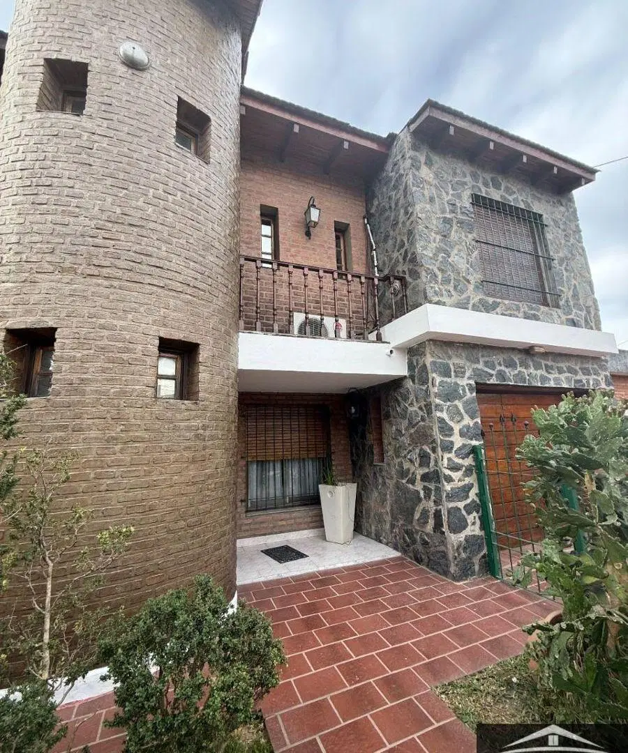 Casa en venta c/ cochera en Alejandro Centeno 5