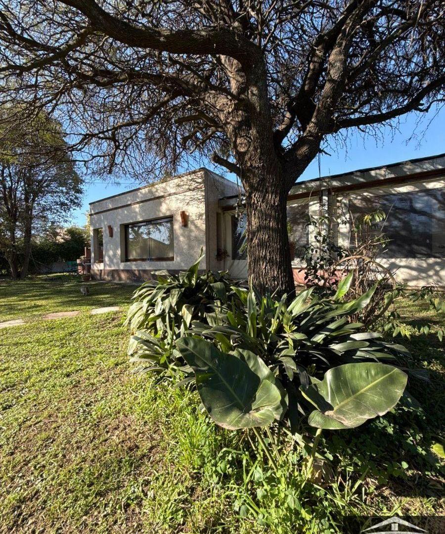 Casa en venta tres dormitorios y pileta en Mendiolaza