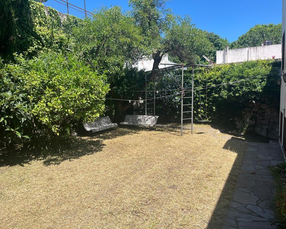 Casa doble frente con gran garage y jardin.