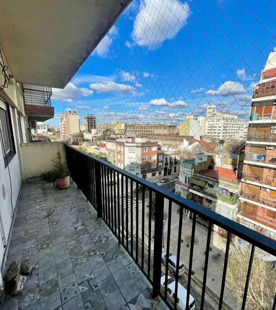 Dpto al frente 4 ambientes, con balcón corrido. 5