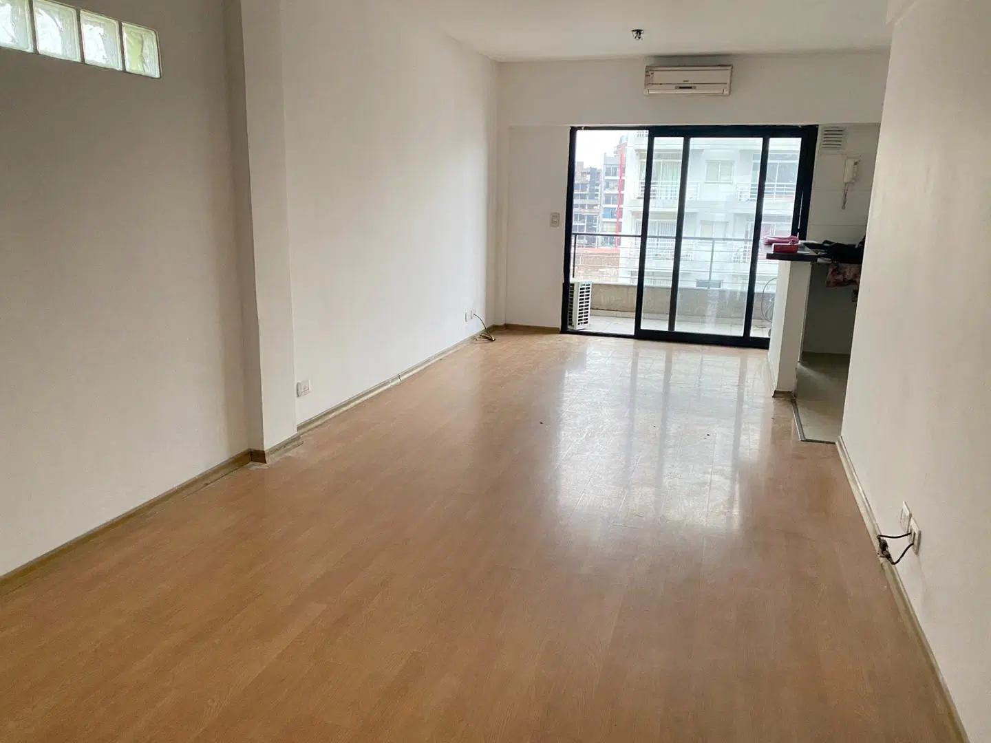 2 ambientes con Balcon con parrilla piso alto, muy luminoso 1