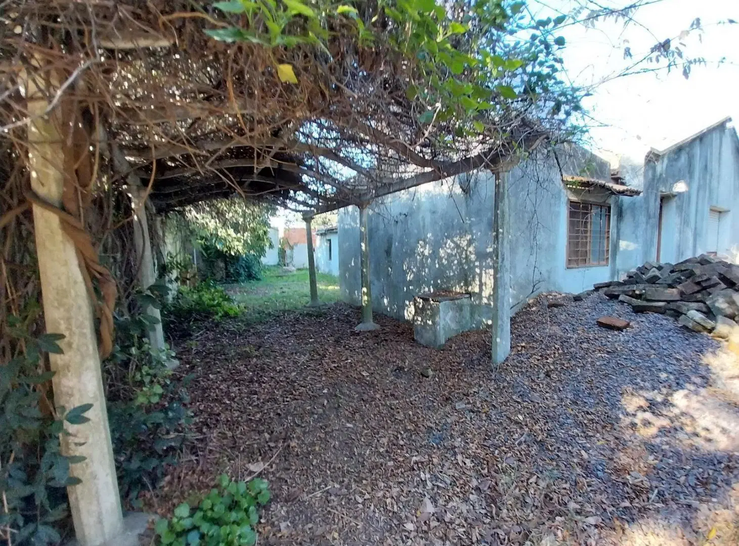 Terreno con casona y construccion tipo galpon sin terminar 4