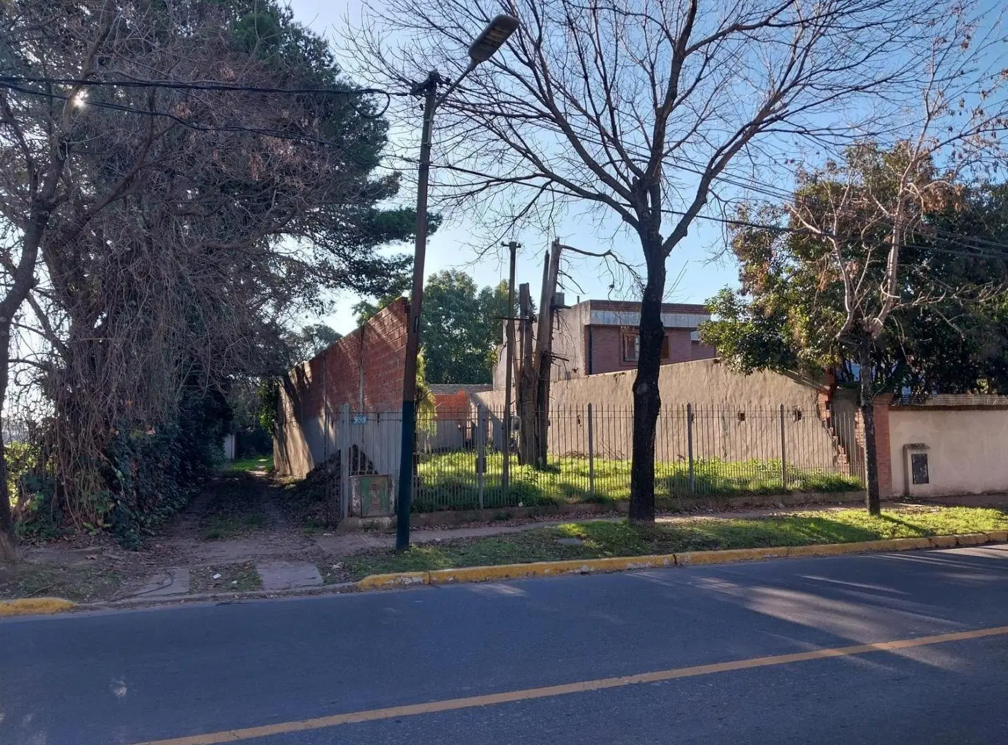 Terreno con casona y construccion tipo galpon sin terminar 3