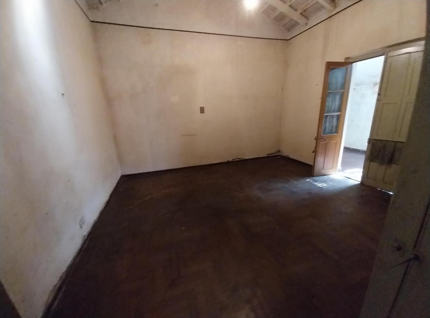Foto de Terreno con casona y construccion tipo galpon sin terminar, imagen 1