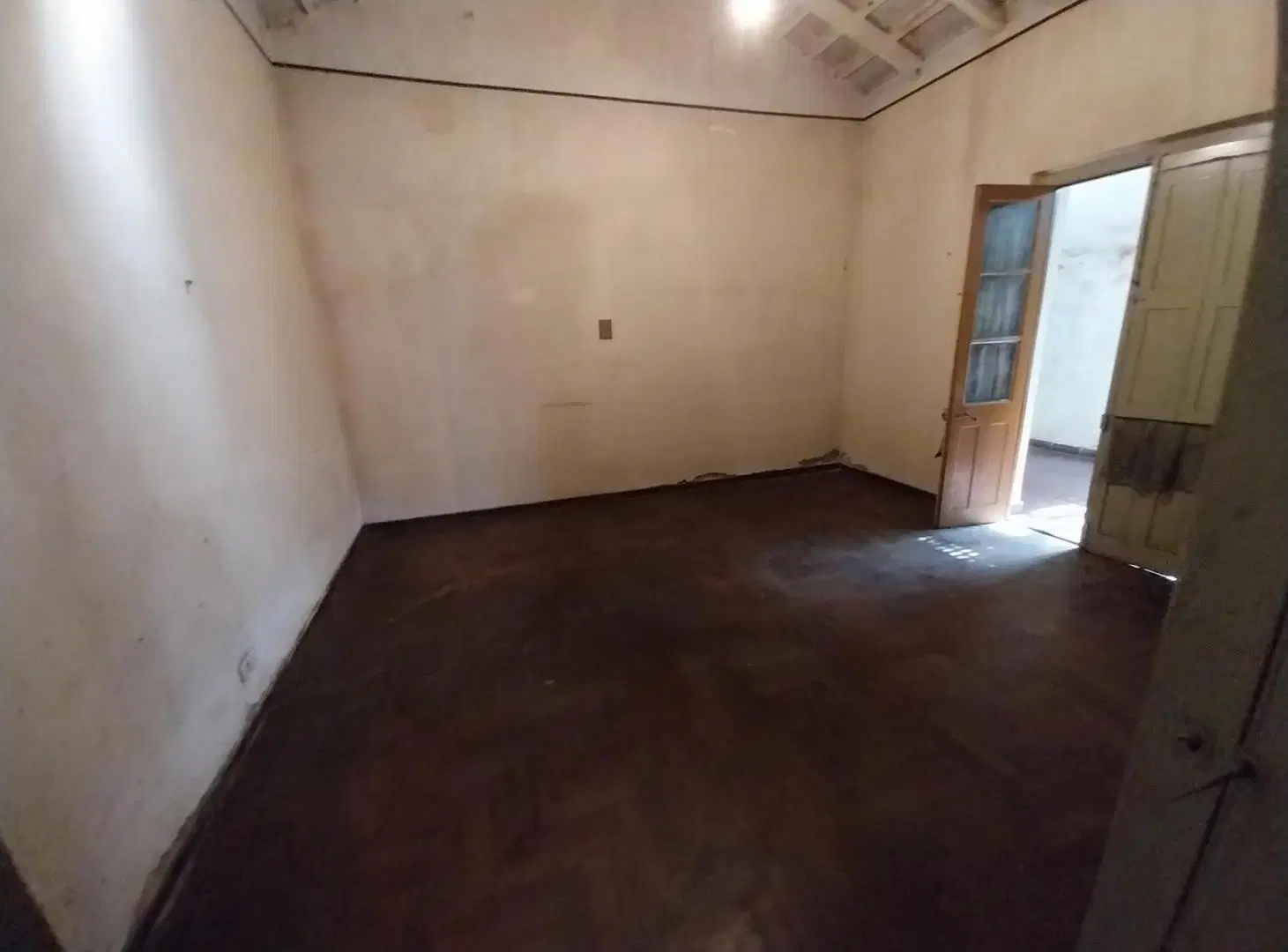 Terreno con casona y construccion tipo galpon sin terminar 1