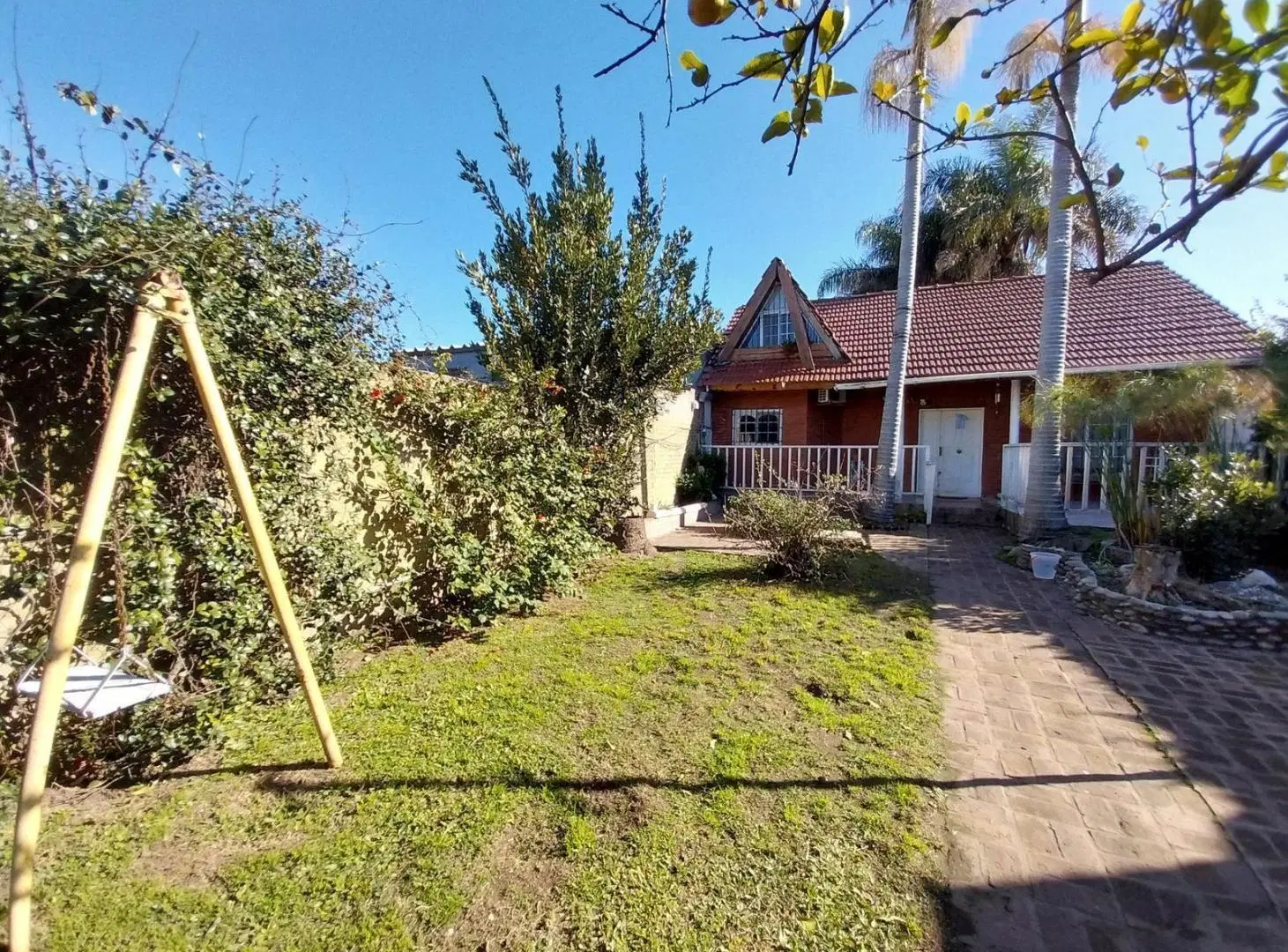 chalet sobre amplio lote con pileta y quincho 3