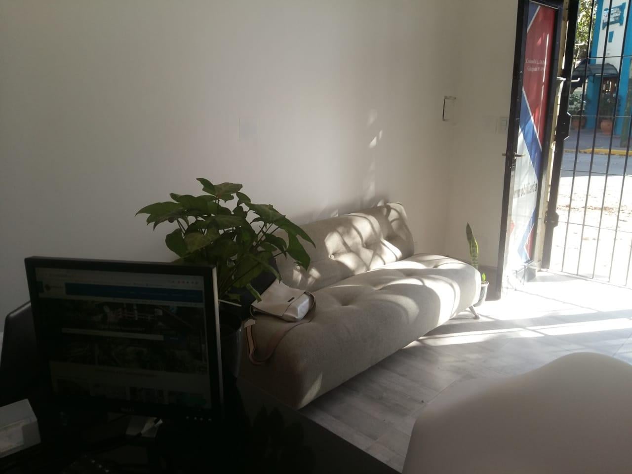 Foto de Local con privado, cocina y baño, imagen 1