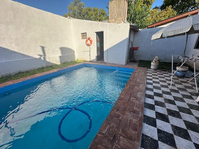 Casa Venta 3 ambientes solo PB piscina Beccar