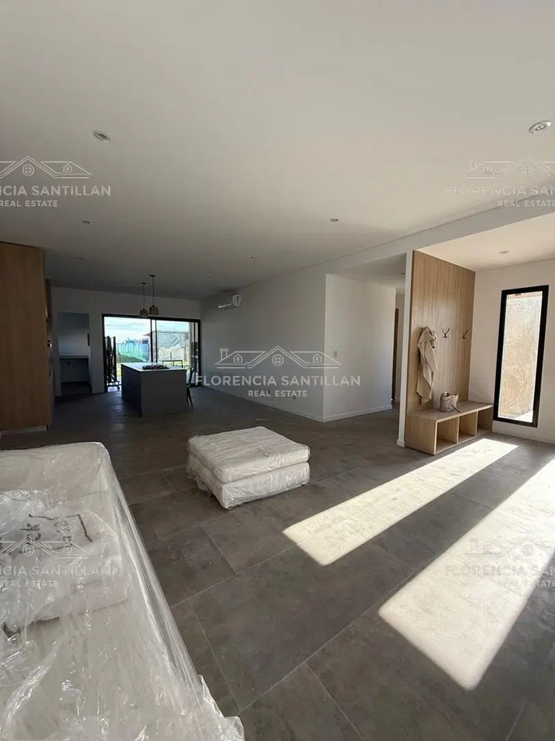 Casa Chalet  de 4 ambientes con cochera en Venta en Santa Clara al Sur, San Vicente, G.B.A. Zona Sur 5