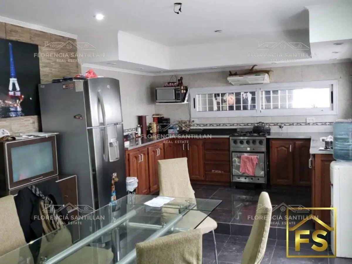 Casa de 5 ambientes con cochera en Venta ubicado en Monte Grande, Esteban Echeverría, G.B.A. Zona Su 2
