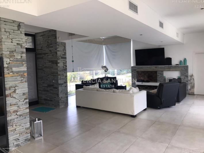 Foto de Casa Chalet de 7 ambientes con cochera en Venta en Almirante Brown, imagen 1