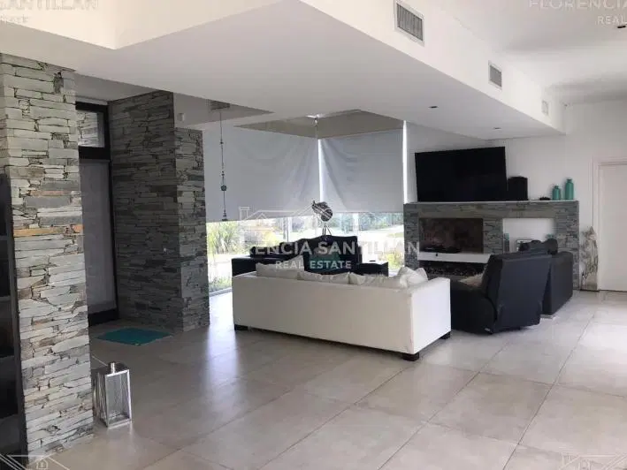 Casa Chalet de 7 ambientes con cochera en Venta en Almirante Brown, G.B.A. Zona Sur, Argentina 2
