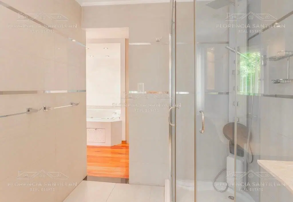 ACEPTA PERMUTAS Casa  en Venta con pileta en el barrio ingles ubicado en Lomas de Zamora,  G.B.A. Zo 2
